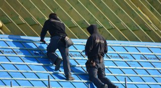 Mutmaßlich falsche Dachdecker in Spenge: Anwohnerin und Polizei raten zur Vorsicht
