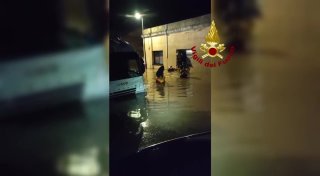 Schwere Regenfälle auf Elba: Feuerwehr rettet Dutzende