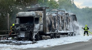 Mit vielen Fotos: Lkw brennt auf der A2 bei Herford aus
