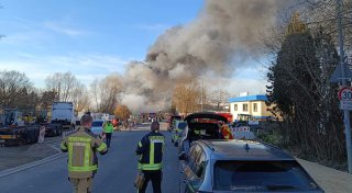 Großbrand bei Löhner Rohstoff-Firma: Dunkle Rauchwolke kilometerweit zu sehen