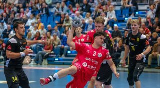 Handballer der TSG A-H Bielefeld werfen sich für das Derby ein