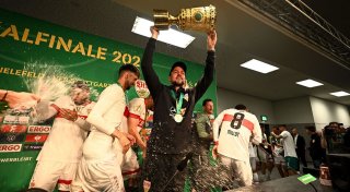Sektdusche für Hoeneß: VfB-Spieler stürmen Pressekonferenz