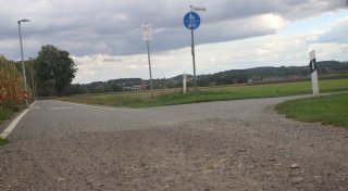 Bürokratie stoppt Straßenbau: Neuer Radweg in Enger endet im Schotter