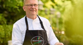 Kochprofi aus OWL verrät sein Rezept für Kikok-Hähnchen mit grünem Spargel