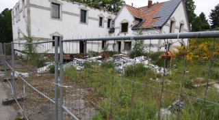 Warum die Entscheidung über den Zwangsabriss einer Hiddenhauser Bordellruine noch dauert