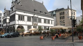 Am Paderborner Rathaus schauen Passanten bald auf den Keller