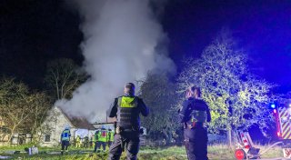 Dachstuhlbrand an der B65 beschäftigt Feuerwehr und Kriminalpolizei in Preußisch Oldendorf