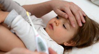 Vermehrt Lungenentzündungen bei Kindern: Das müssen Eltern wissen