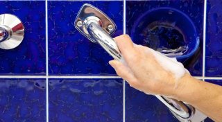 Fürs Bad: Kleine Hilfsmittel gegen gefährliche Stürze