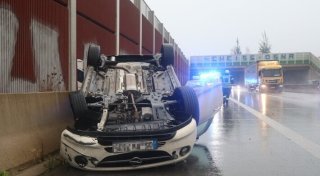 Aquaplaning-Unfall endet auf dem Dach