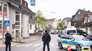 Mutmaßlicher Dreifachmord - Polizei sucht mit Großaufgebot