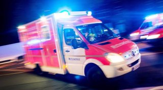 Aggressiver Bielefelder filmt Notfall-Patientin und attackiert Rettungssanitäter