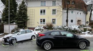 Kollision im Gegenverkehr: Unfall mit drei Verletzten in Bielefeld