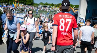 Mit vielen Fotos: 13.000 „Arminis“ feiern ihre Idole auf der Bielefelder Alm