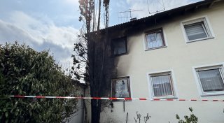 Baum brennt meterhoch und beschädigt Reihenhaus im Bielefelder Nordosten