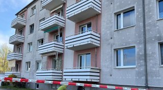 36-jährige Frau stürzt mit Kleinkind von Balkon