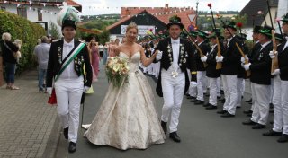 Schützenfest in Büren: Ein Traumkleid in Champagnergold
