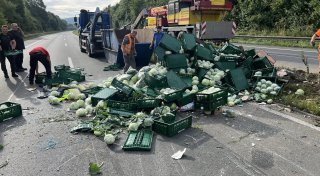 Gemüselaster kippt um: A33 zwischen Osnabrück und Bielefeld für viele Stunden gesperrt