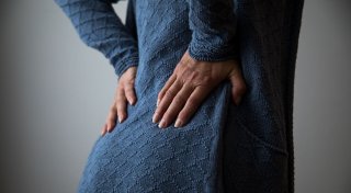 Rückenschmerzen während der Periode: Was hilft?