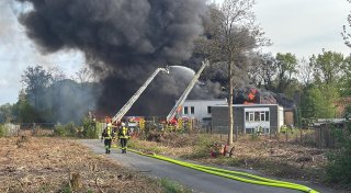 Großbrand in ehemaliger Boulderhalle: Bielefelder Kripo ermittelt wegen Brandstiftung