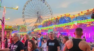 Der Blasheimer Markt 2024 mit Problemen bei der Wildwasserbahn, Schlagerparty und Polizei-Präsenz