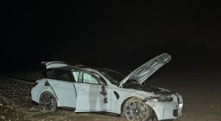 BMW M3 überschlägt sich in Bielefeld: Fahrer und Beifahrerin schwer verletzt