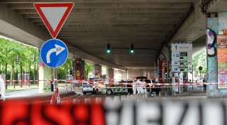 Nach dem Messeranschlag dankt das Bielefelder „Cutie“ dem schwer verletzten Lebensretter