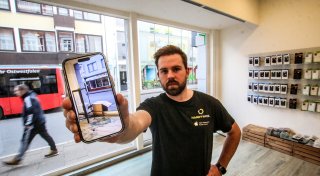 Blitzeinbruch mit Gullydeckel in Herford: Smartphones für mehrere Tausend Euro gestohlen