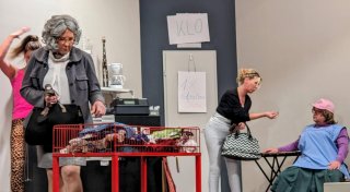 1.200 Besucher feiern Bühnenjubiläum der Theatergruppe „Vorhang auf“ in Peckelsheim