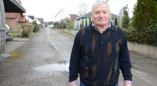Marode Straße in Kirchlengern: 86-Jähriger flickt Schlaglöcher selbst