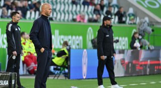 VfL-Sportdirektor stärkt Wolfsburgs Trainer Simonis