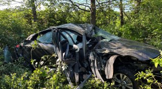 Sekundenschlaf am Steuer? Auto stürzt auf der A2 bei Porta fünf Meter tiefe Böschung hinunter