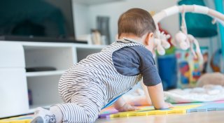 Schadstoffe im Hausstaub: Wie Eltern ihre Kinder schützen