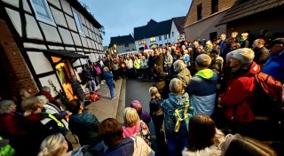 Attacke auf Haus von jüdischer Familie: Dorf im Kreis Paderborn zeigt Flagge gegen Antisemitismus