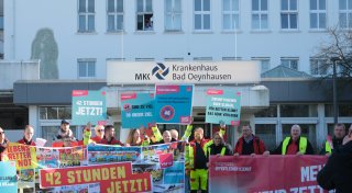 Großdemo in Bad Oeynhausen: Gewerkschaftschef lehnt Roland Koch als Schlichter im Tarifstreit ab