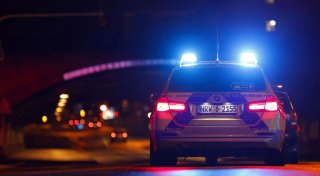Unbekannter springt im Dunkeln plötzlich auf die Motorhaube einer Bielefelderin