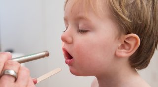 Hand-Fuß-Mund-Krankheit: Können sich Eltern auch anstecken?
