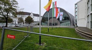 Ein Zaun trennt bald den Bielefelder Drogen-Hotspot an der „Tüte“ und die Stadthalle