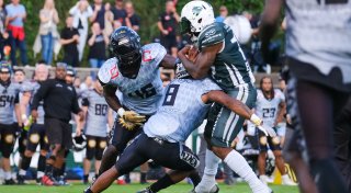 Die Bielefeld Bulldogs und die Minden Wolves liefern sich ein packendes Finale um den Titel