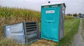 Umgekippte Dixi-Klos in Hiddenhauser Maisfeld geben Rätsel auf