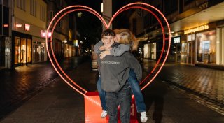 „Hier bitte küssen!“: Bielefeld hat jetzt zwei Kusshaltestellen in der City