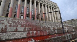 Finnischer Reichstag mit blutroter Farbe besprüht