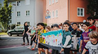 Gegen Elterntaxis: An zwei Bielefelder Schulen werden morgens Straßen gesperrt