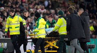 West-Ham-Keeper Fabianski auf Trage vom Feld gebracht
