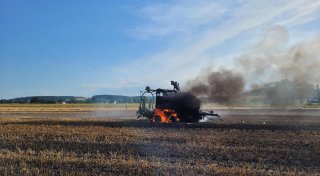 Maschinen, Felder und Weserufer im Kreis Höxter brennen