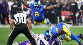 Vom Feuer vertriebene Rams gewinnen in NFL-Playoffs