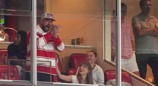 Swift und Kelce zeigen sich nach Verlobung im Stadion