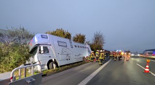 Pferdetransporter auf der A33 bei Borchen verunglückt