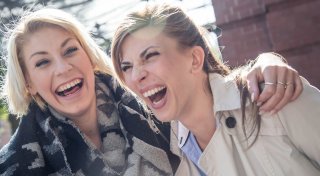 Stressbremse Humor: So macht Lachen den Kopf frei