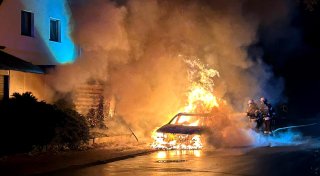 Auto im Kreis Gütersloh steht in Flammen: Feuerwehr-Einsatz in der Dunkelheit